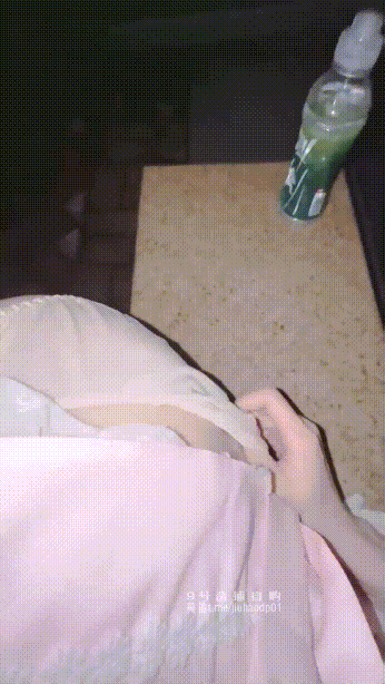 接学妹放学，在学校大门口的石凳上扒光开操，内射她还没长毛的天然粉嫩美鲍！小穴穴被灌满精液流出