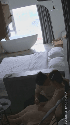 6-25流出酒店海景房偷拍❤️歇斯底里傲娇小美女~做爱时喜欢玩手机~插进去就老实了