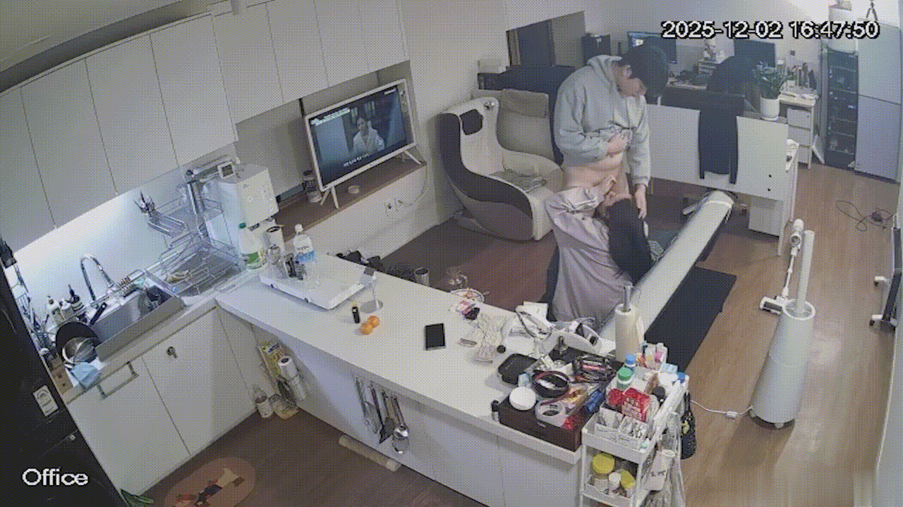 黑客破解摄像头偷拍❤️高颜值白领情侣喜欢下班同事走后留在办公室一边看电视一边做爱